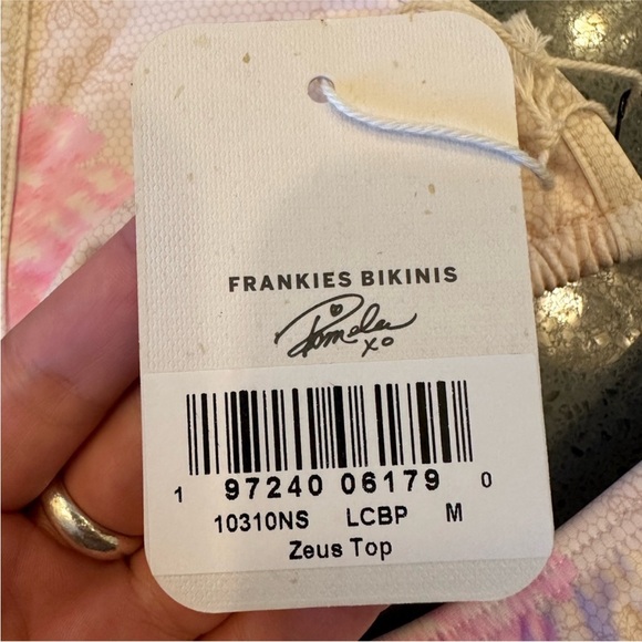 Frankie's Bikinis x Pamela Anderson - Picture 4 of 8